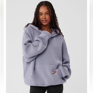 Alo Yoga Scholar Hooded Sweater in Fog